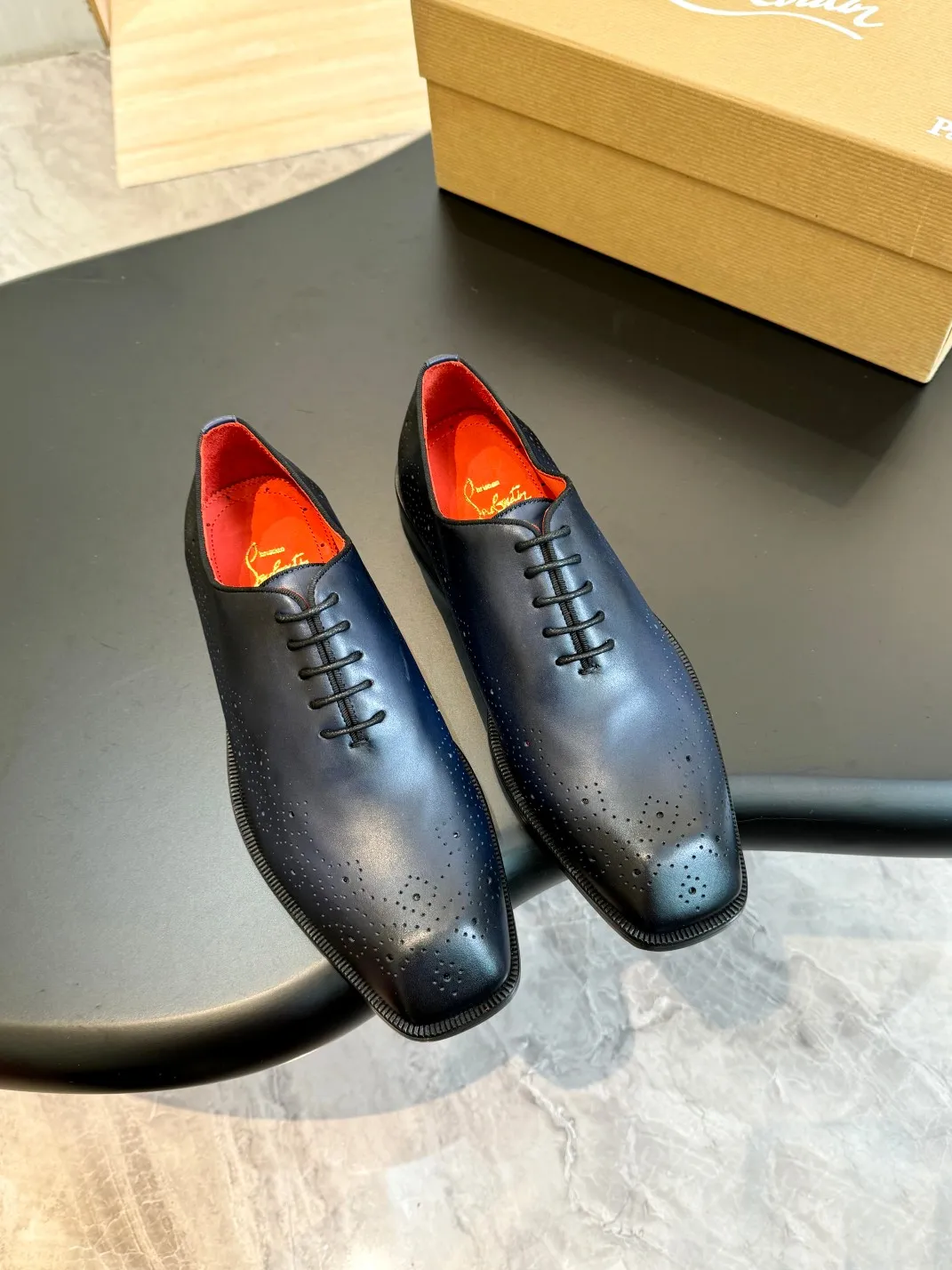 [CL red-soled shoes] Top P: 1020💰 Size 39-44 (⚠️38.45.46 custom-made, non-refundable and non-exchangeable) 🆑High-end men’s business formal leather shoes, original and genuine top-quality goods ••✅💯 Top-quality original order purchasing agent! Original imported patterned cowhide ➕Imported cowhide lining ➕Cowhide feet ➕Original leather outsole~🉑️Feel free to compare the authentic ones!